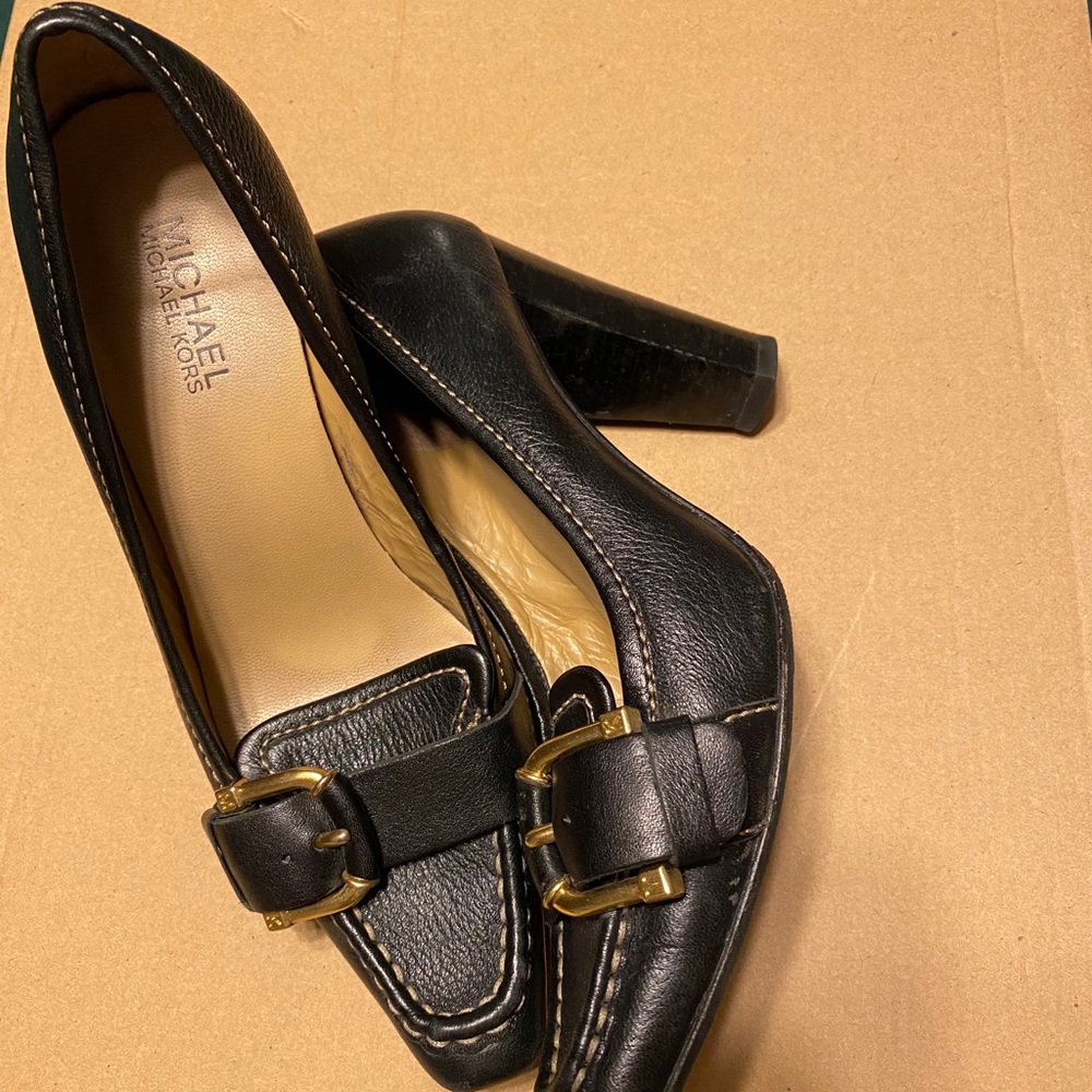 Michael kors leather with strap buckle pump